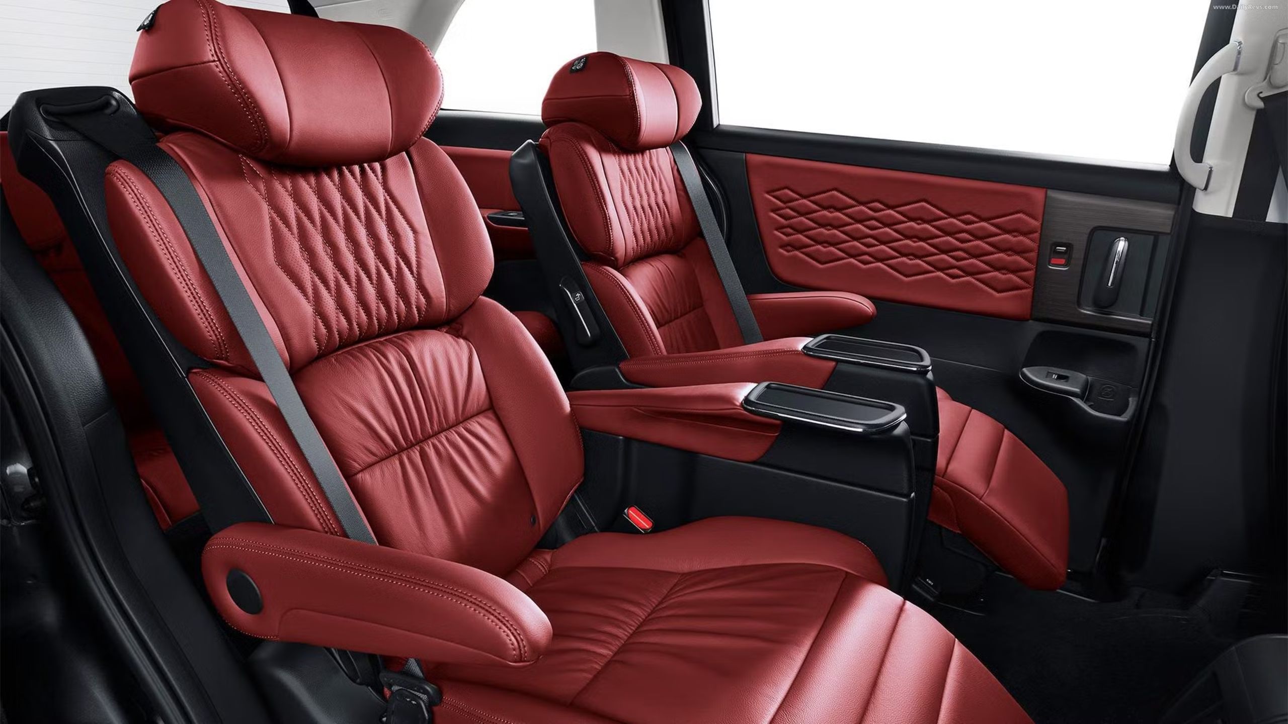 Image of pilot seats inside the Honda Elysion