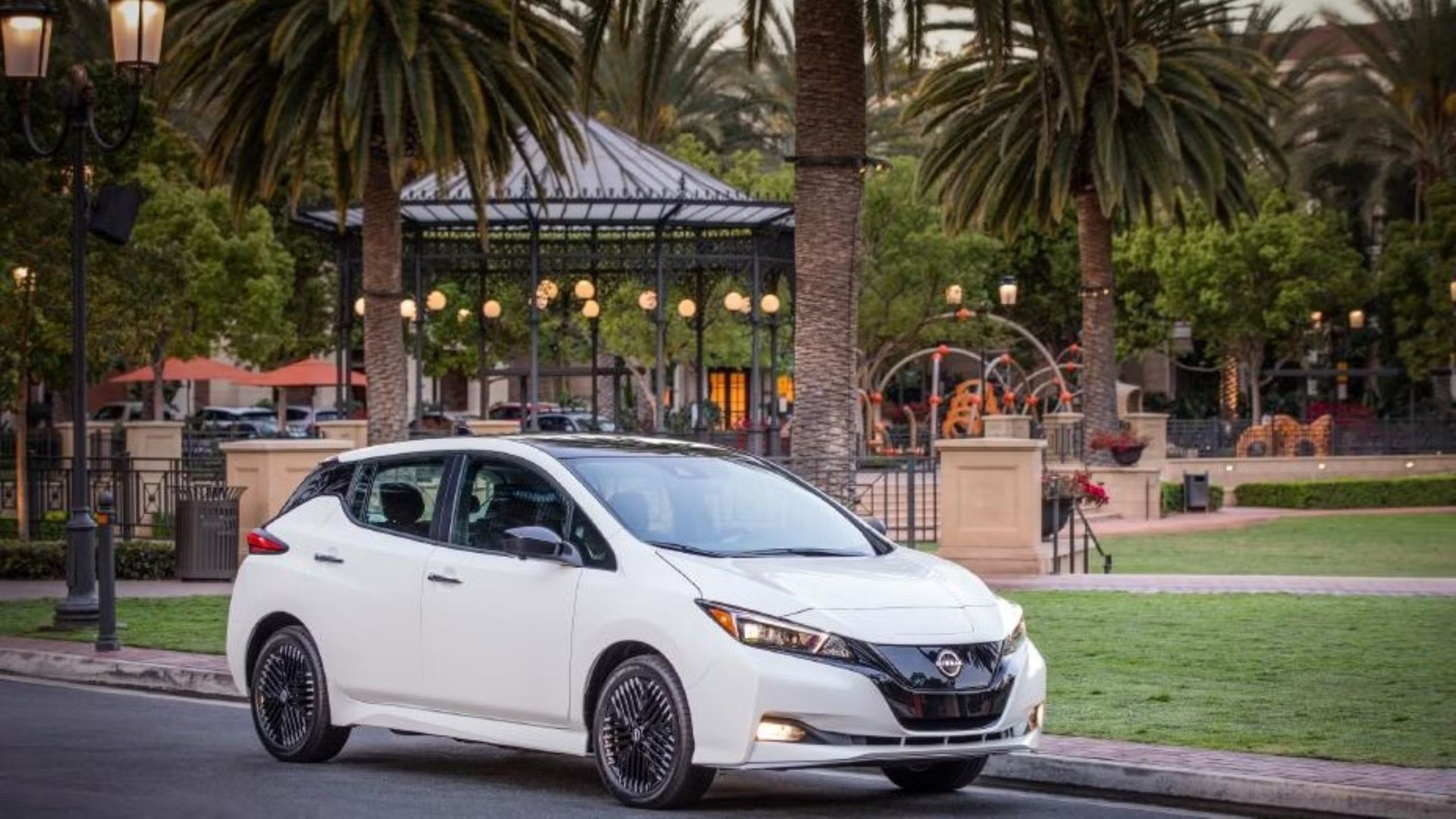 Front quarter view of the 2023 Nissan Leaf