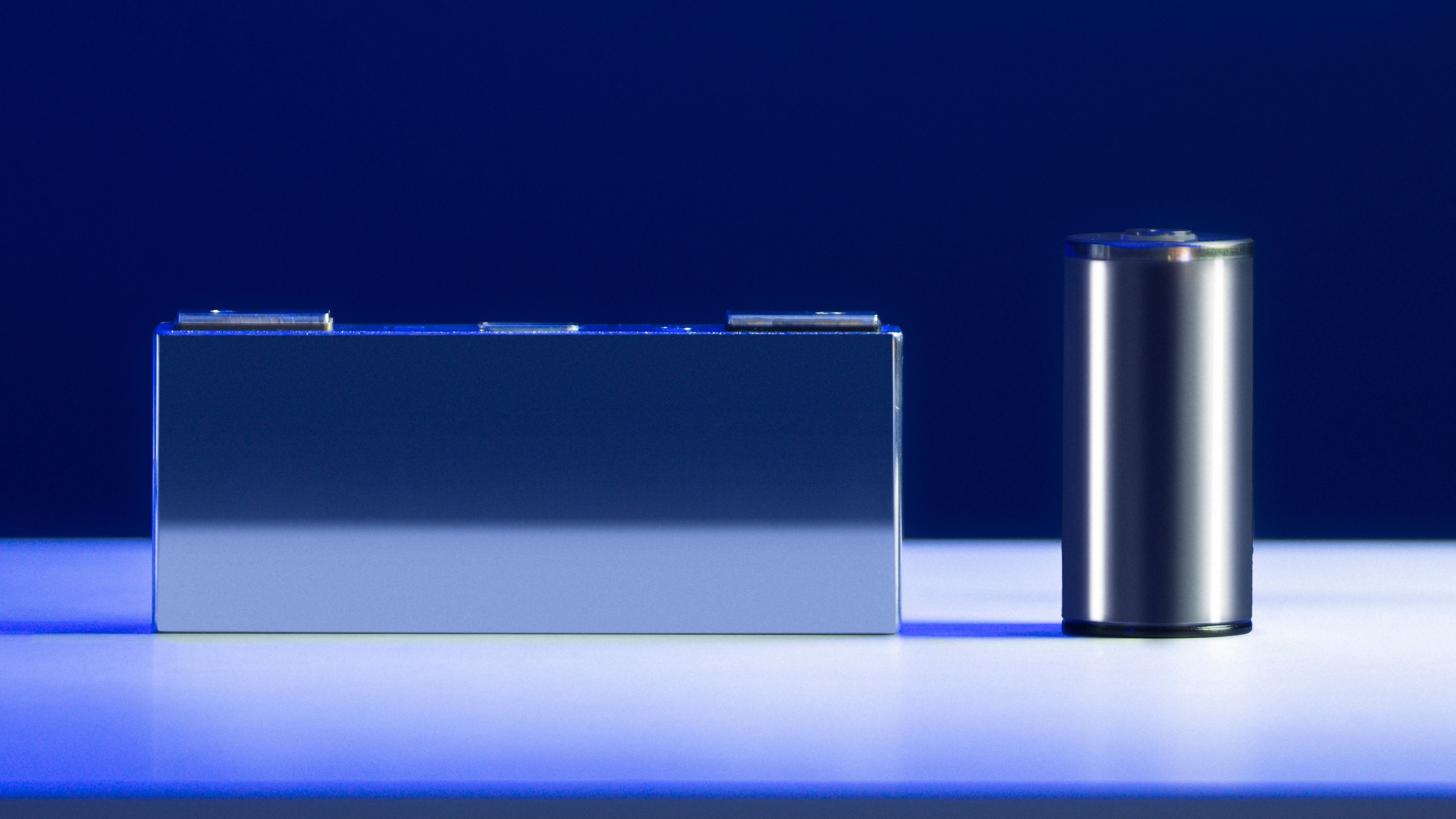 BMW's new cylindrical battery core next to its older model. 