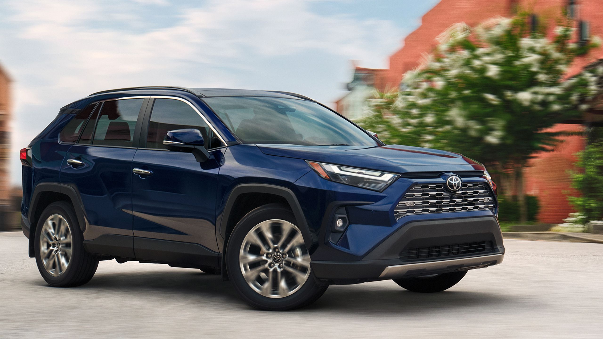 Toyota_2025_RAV4_parked