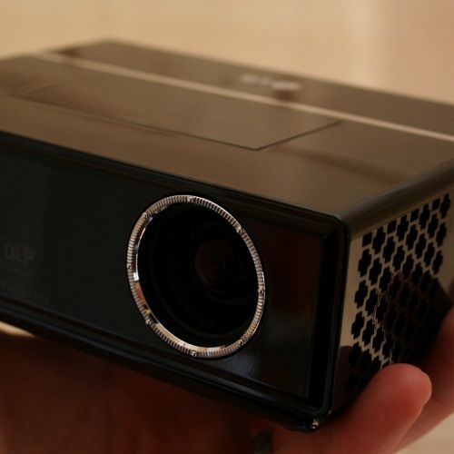 lg hs102 ultra mobile projector image 1