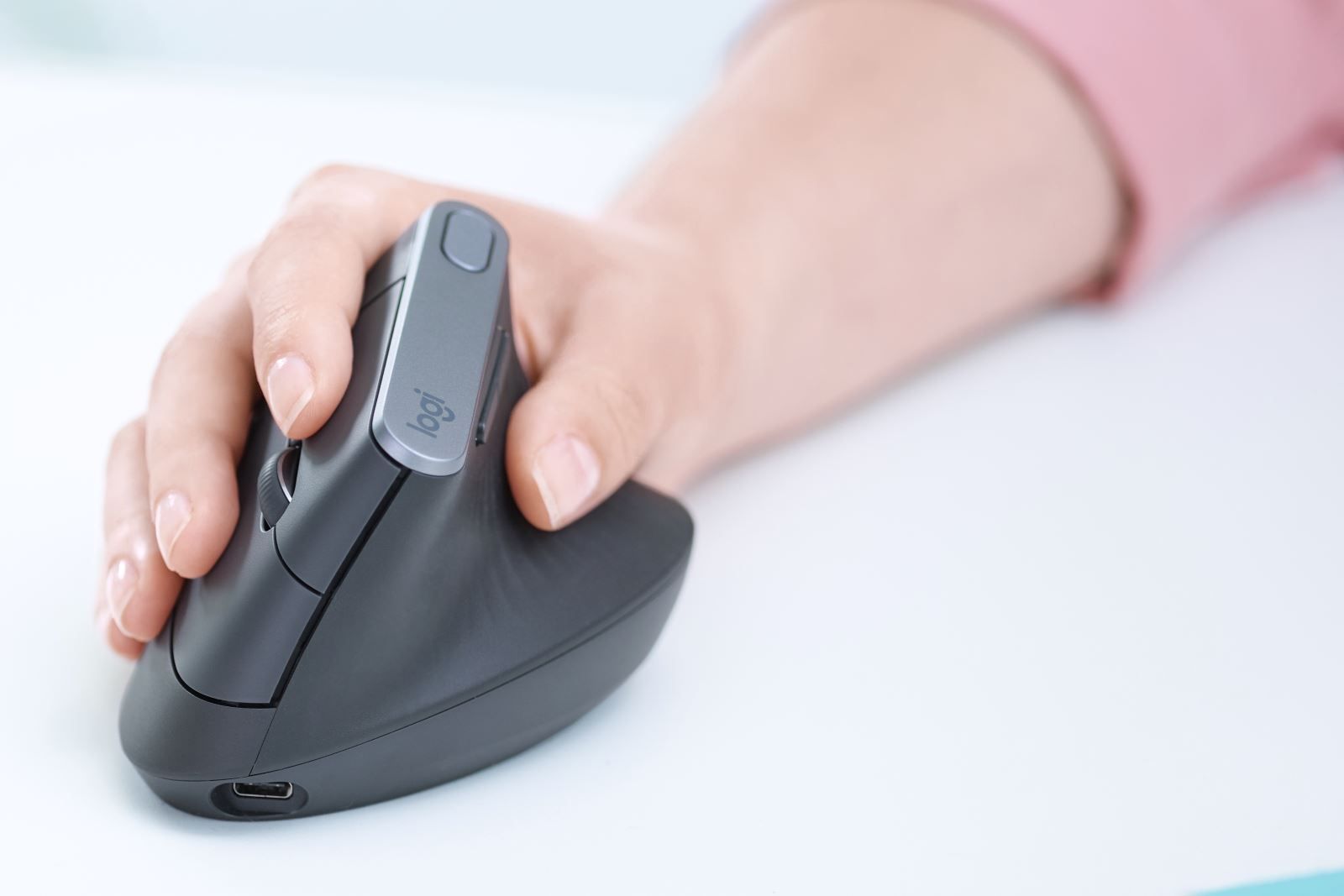 Logitechs latest mouse is designed to solve mouse wrist image 2