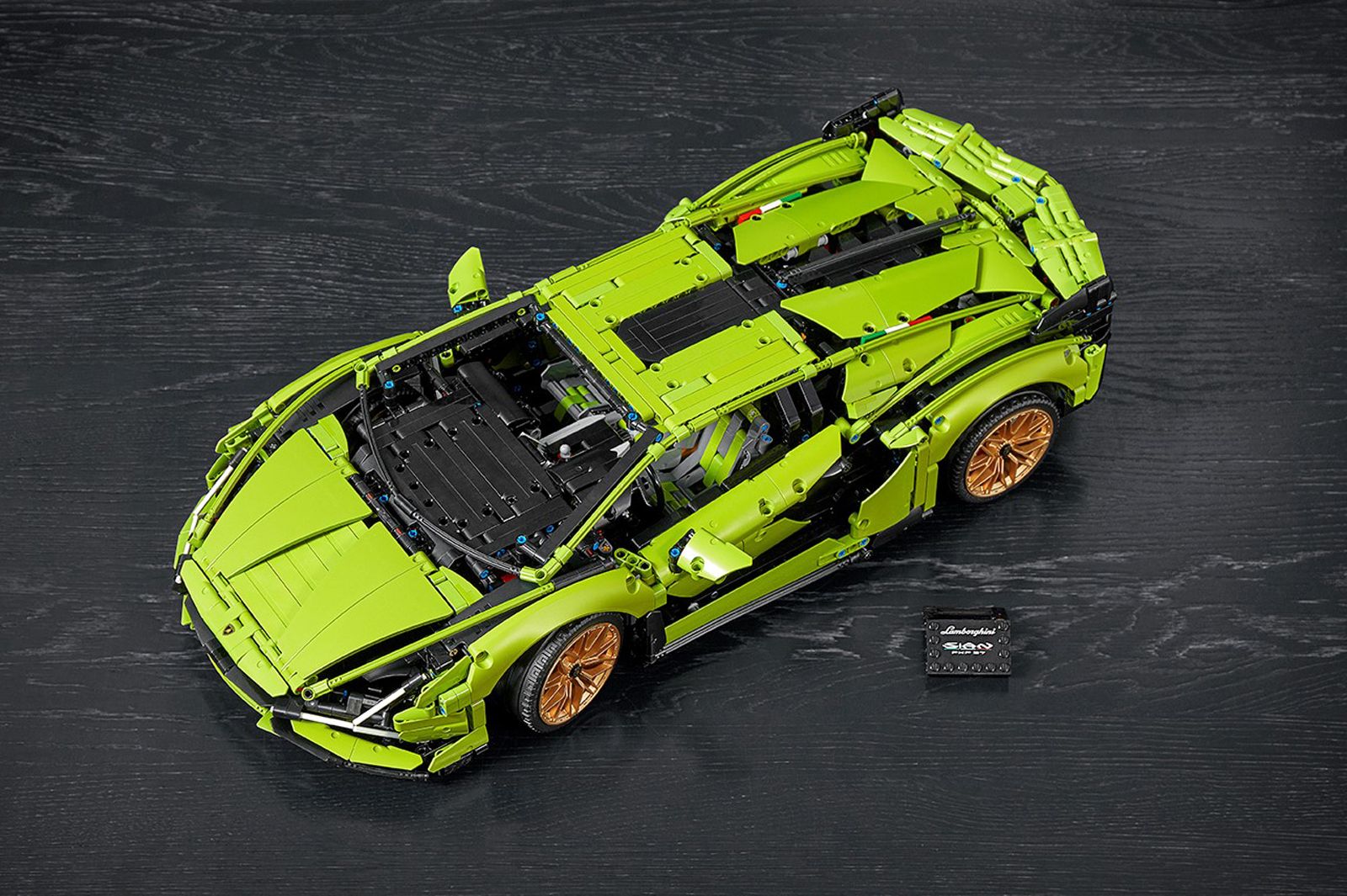 The Lego Technic Lamborghini Sian is a faithful 4000 piece reproduction of the epic supercar image 1