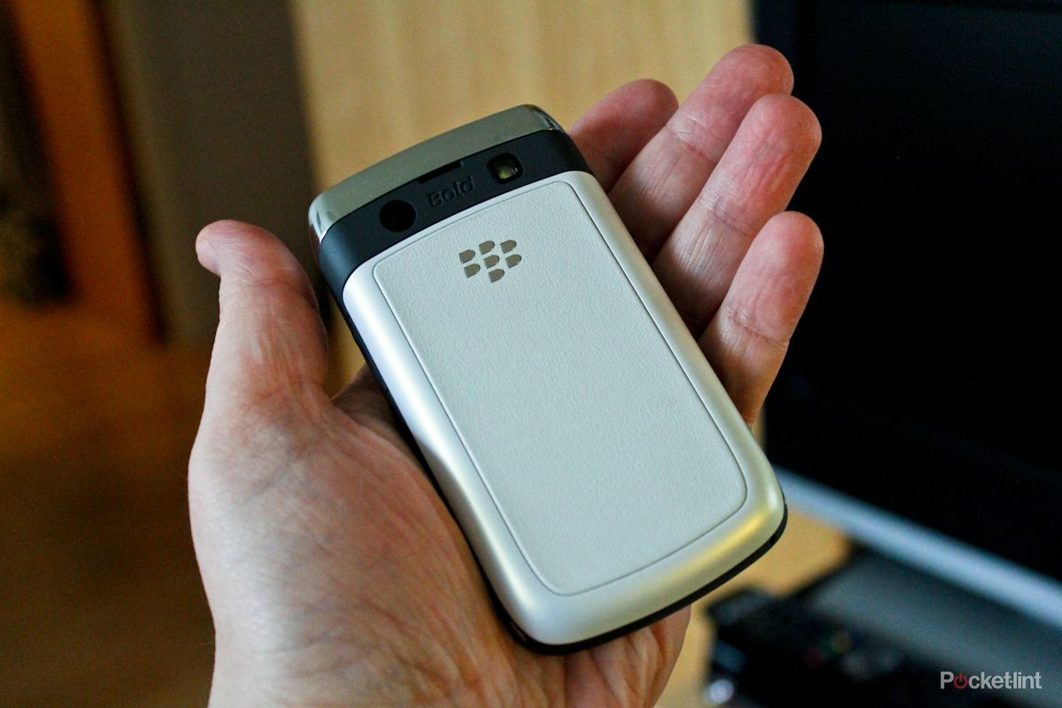 blackberry bold 9780 in white hands on image 6