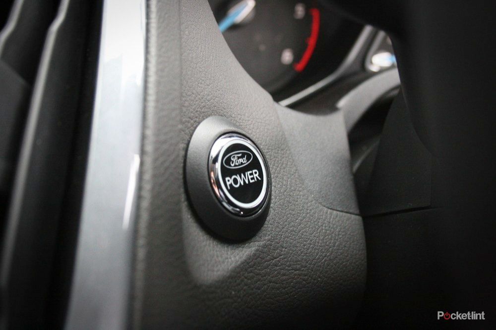 2011 ford focus hands on image 3