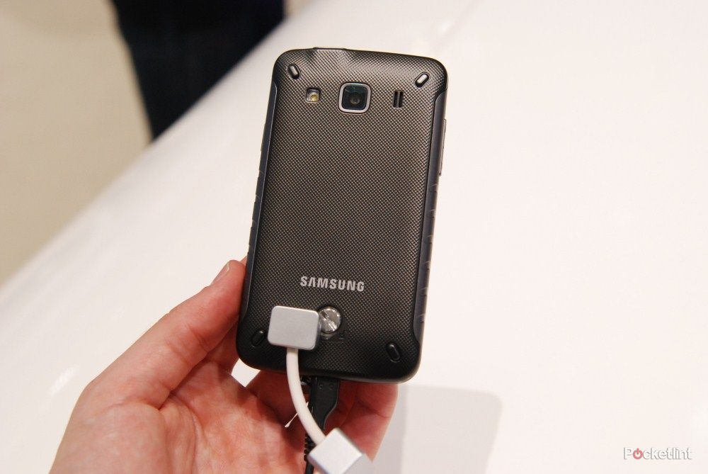 samsung galaxy xcover double hard handset pictures and hands on image 2