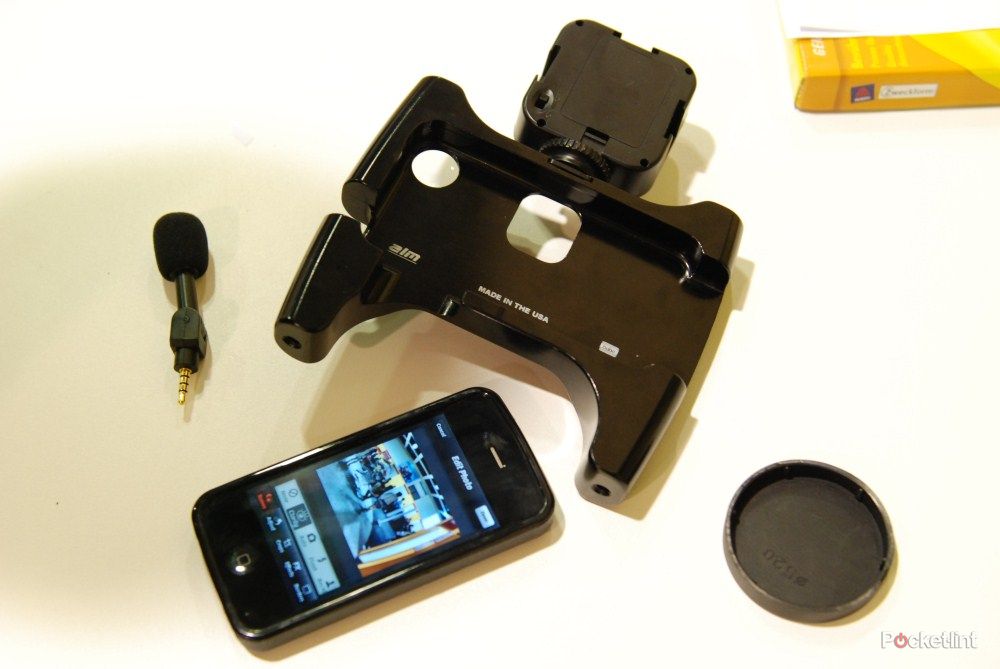 owle bubo the ultimate video cameraman case for the iphone 4 we go hands on image 14