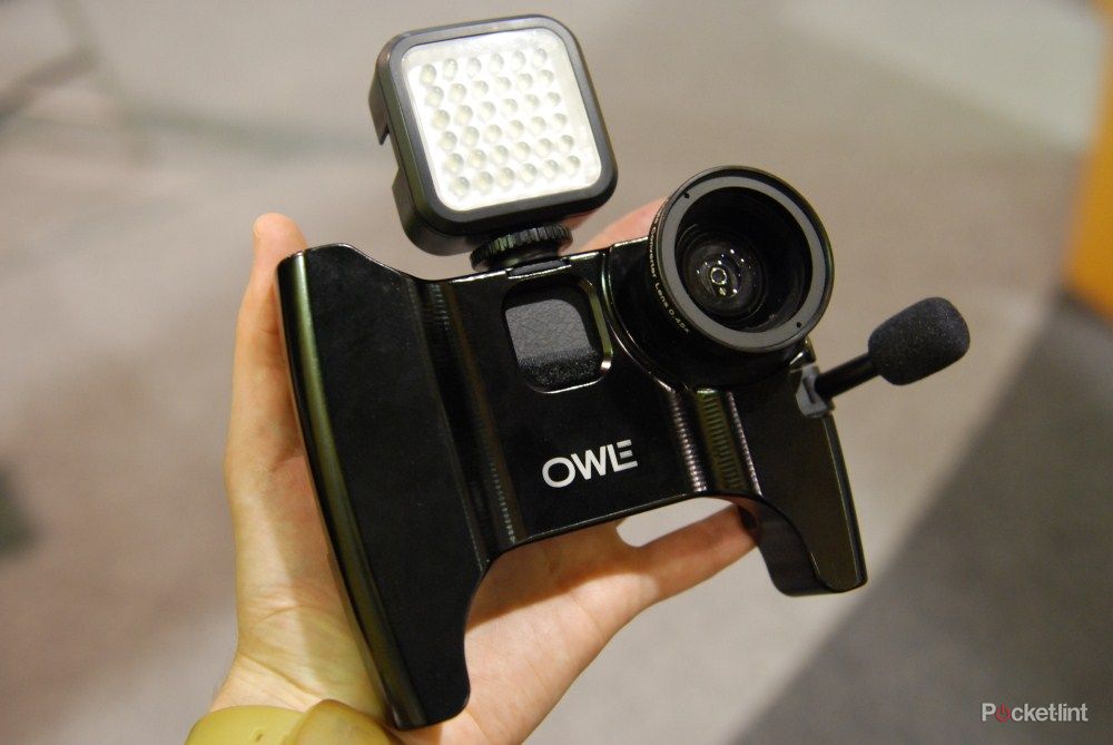 owle bubo the ultimate video cameraman case for the iphone 4 we go hands on image 3