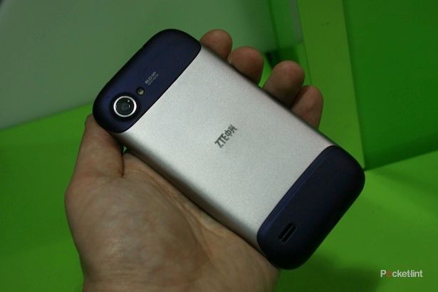 zte era quad core smartphone pictures and hands on image 1