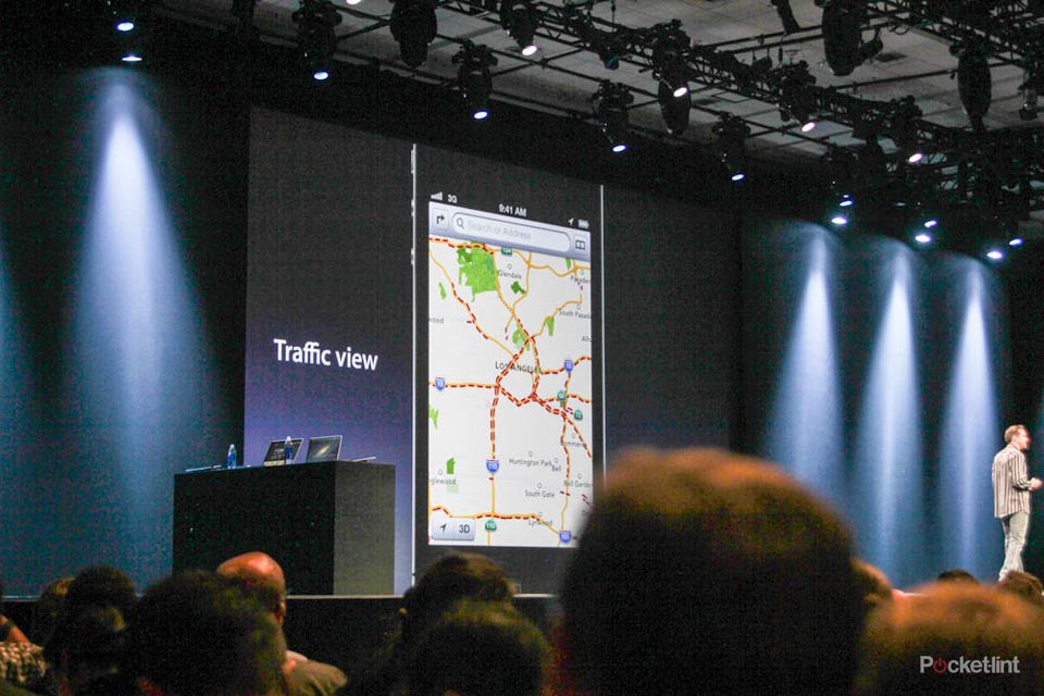 apple maps update brings turn by turn navigation google rivalling features  image 1