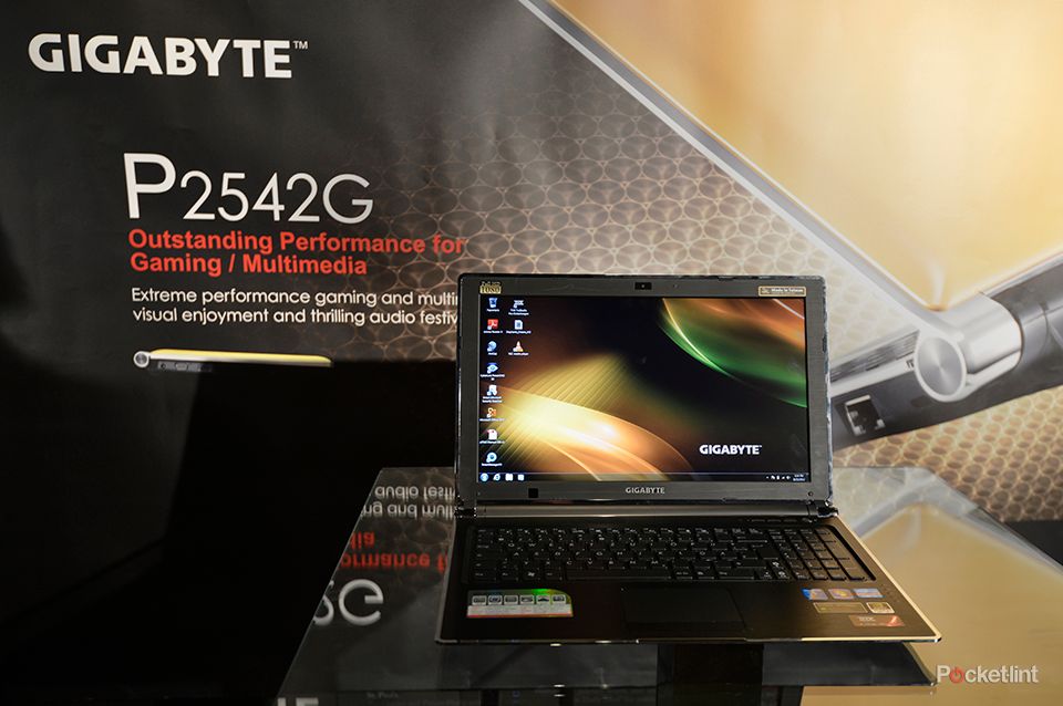 gigabyte p2542g gaming notebook pictures and hands on image 1
