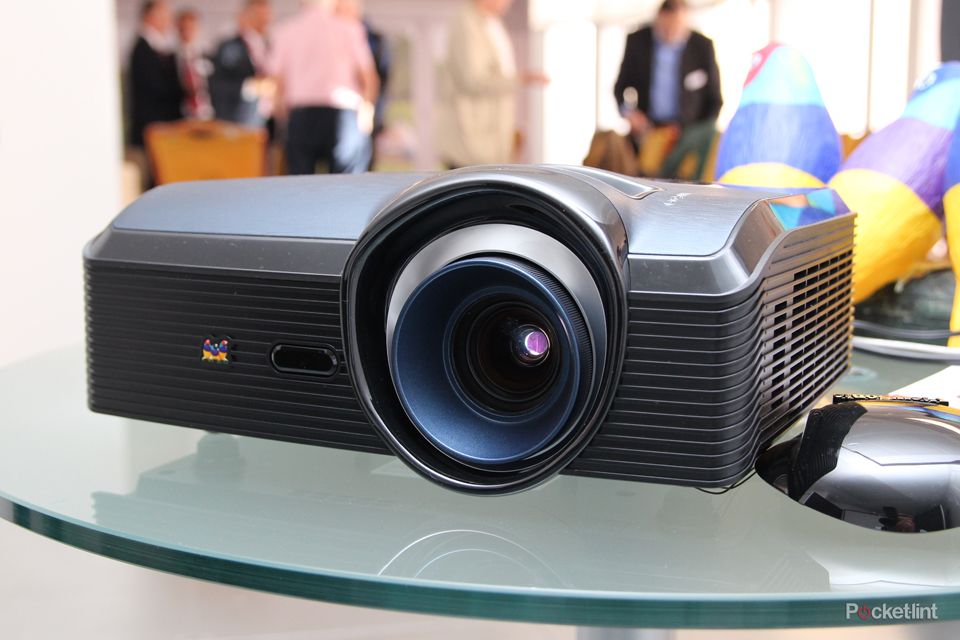 viewsonic pro9000 laser hybrid led lampless projector pictures and hands on image 1
