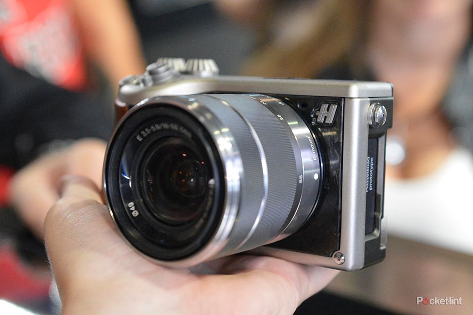 hasselblad lunar mirrorless system camera pictures and hands on image 1