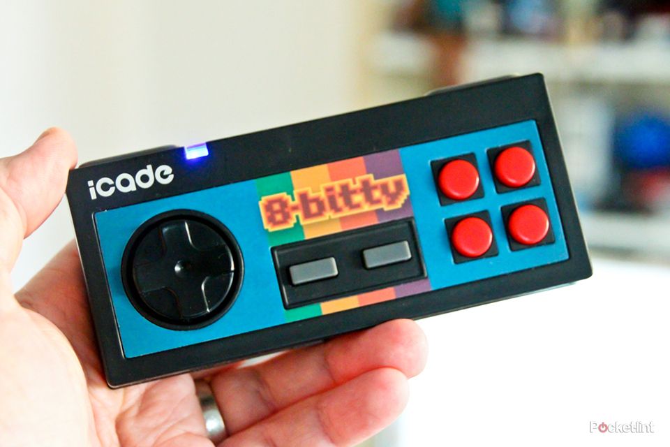 icade 8 bitty wireless game controller for iphone and ipad pictures and hands on image 1