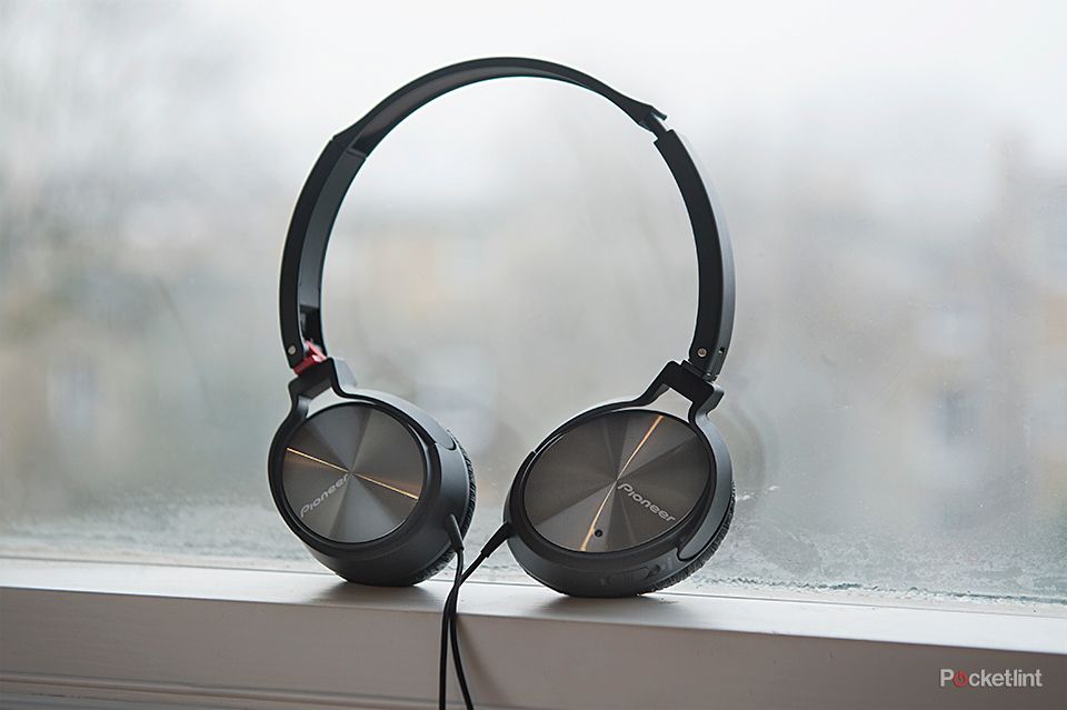 hands on pioneer se nc21m noise cancelling headphones review image 1