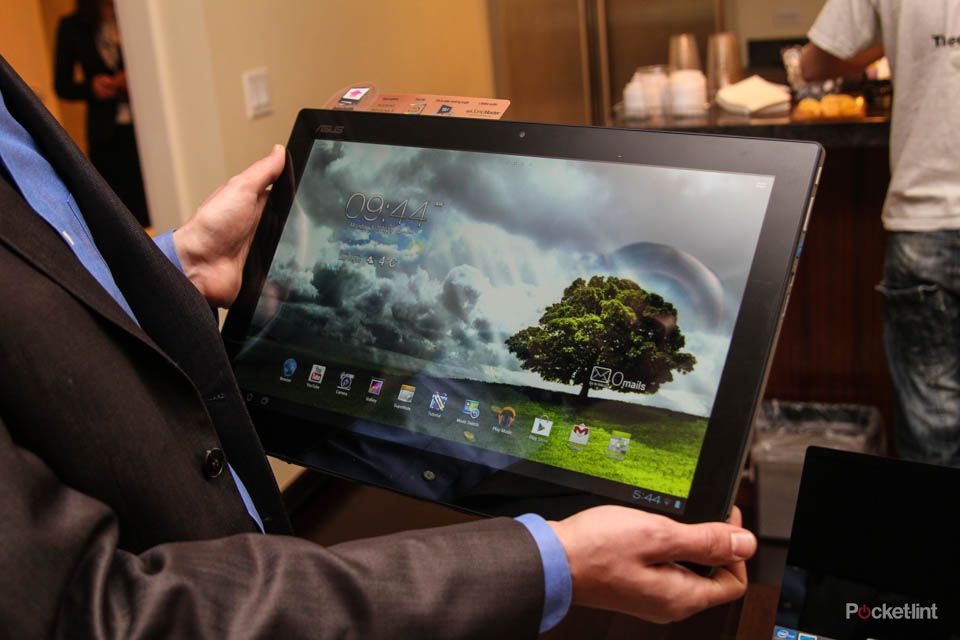 asus transformer aio p1801 is a win 8 desktop by day giant android tablet by night we go hands on image 1