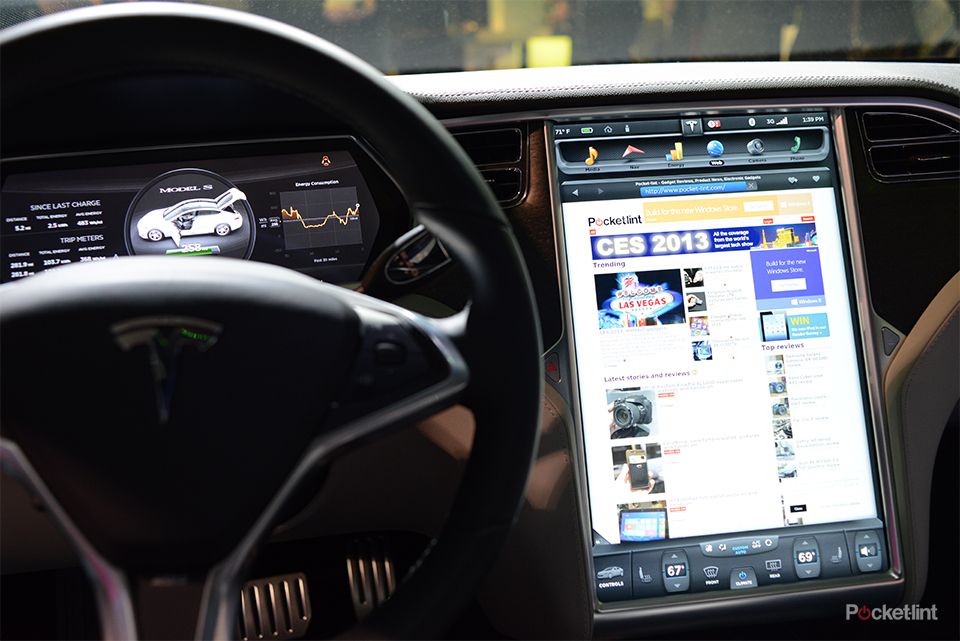 tesla model s 17 inch screen pictures and hands on image 1