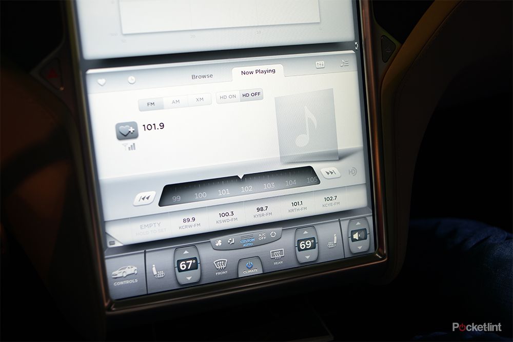 tesla model s 17 inch screen pictures and hands on image 6