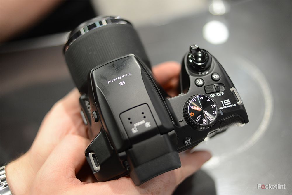 fujifilm finepix s8200 pictures and hands on image 2