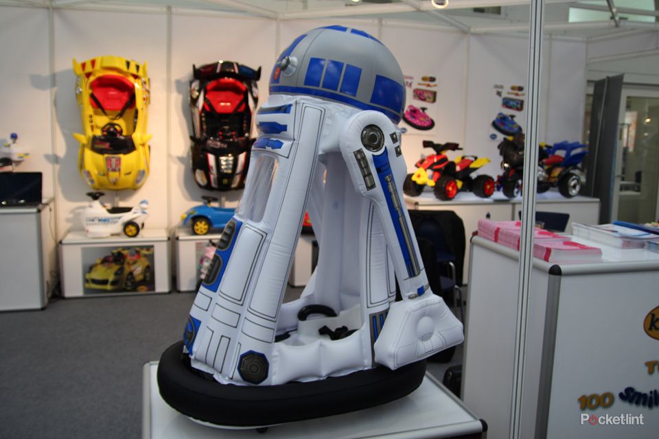 inflatable r2 d2 lets your ride your favourite droid image 1