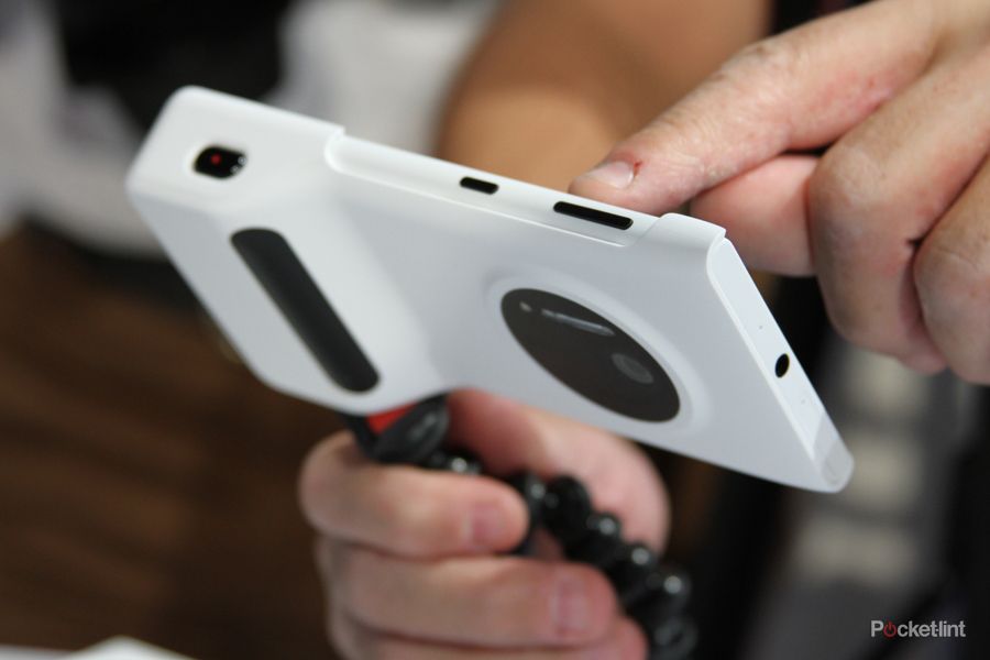 nokia lumia 1020 accessories hands on with charging shell grip and mount image 1