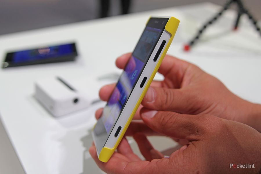 nokia lumia 1020 accessories hands on with charging shell grip and mount image 2