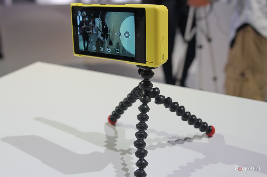 nokia lumia 1020 accessories hands on with charging shell grip and mount image 4