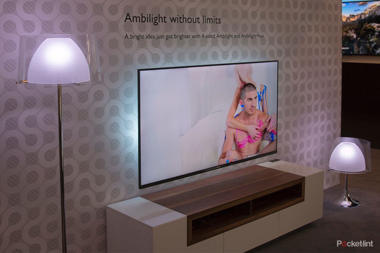 philips hue now compatible with ambilight televisions we go hands on with surround illumination  image 1