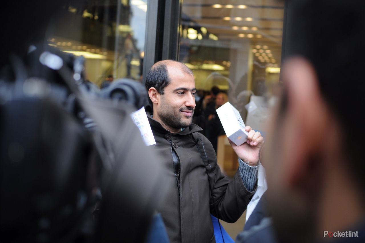 iphone 5s and 5c launch day pictures from the apple store london queue image 3