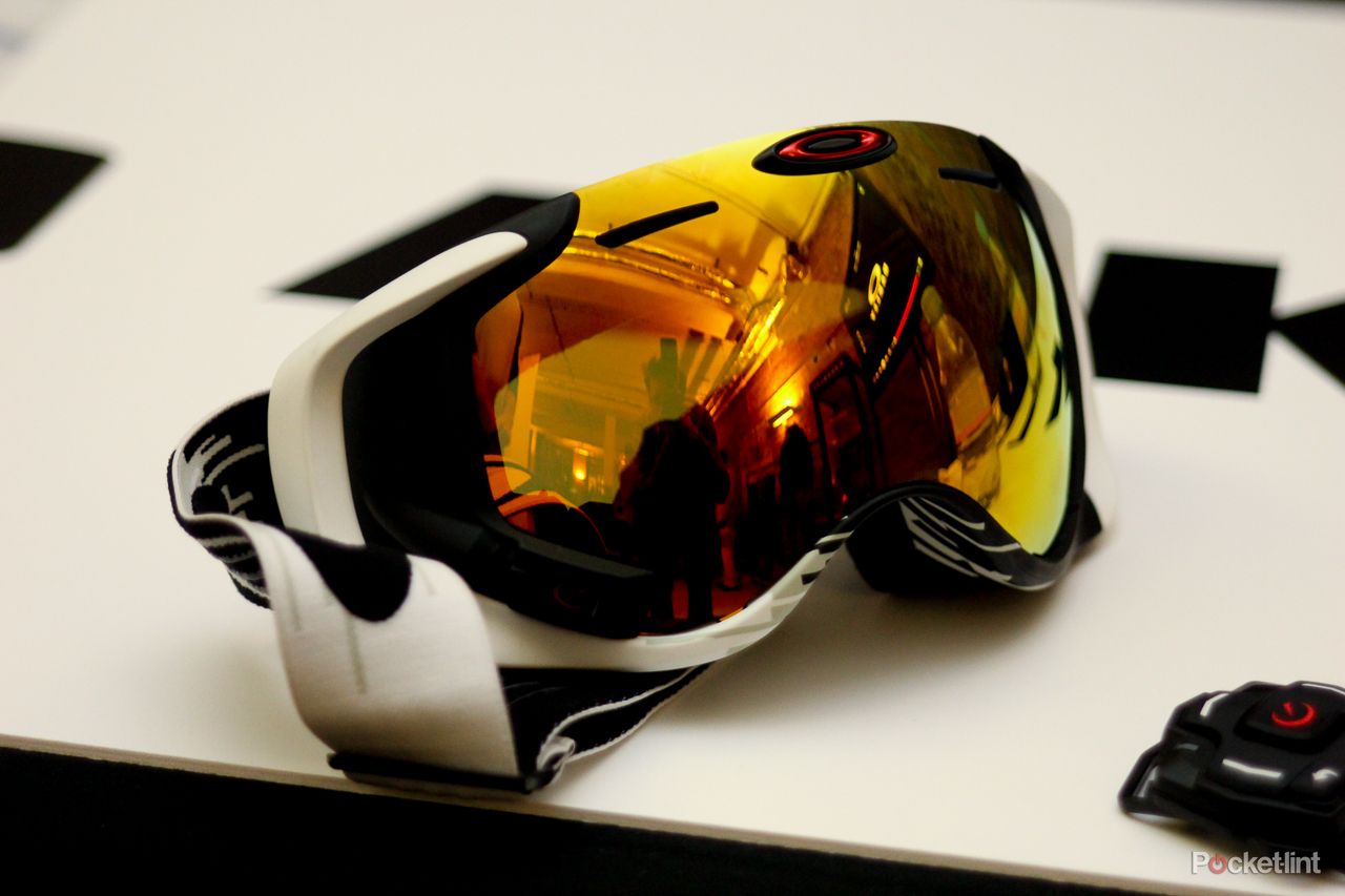 oakley airwave 1 5 goggles deliver heads up display for the slopes image 1