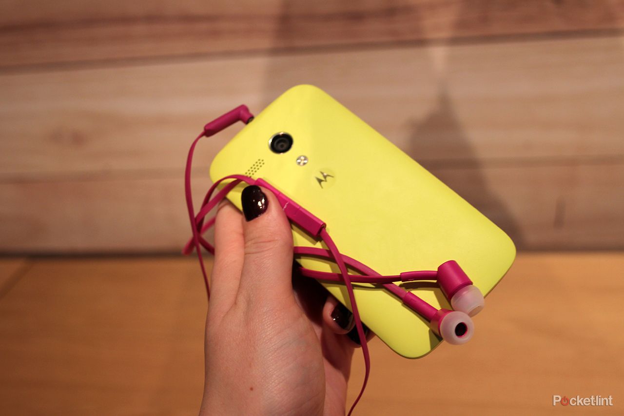 motorola moto g accessories hands on with the flip shell grip shell and earphones image 16