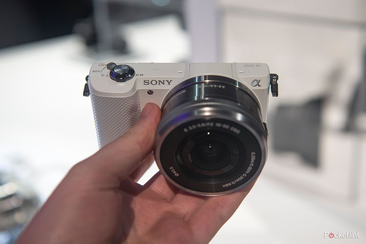 hands on sony alpha a5000 is small yet mighty image 1