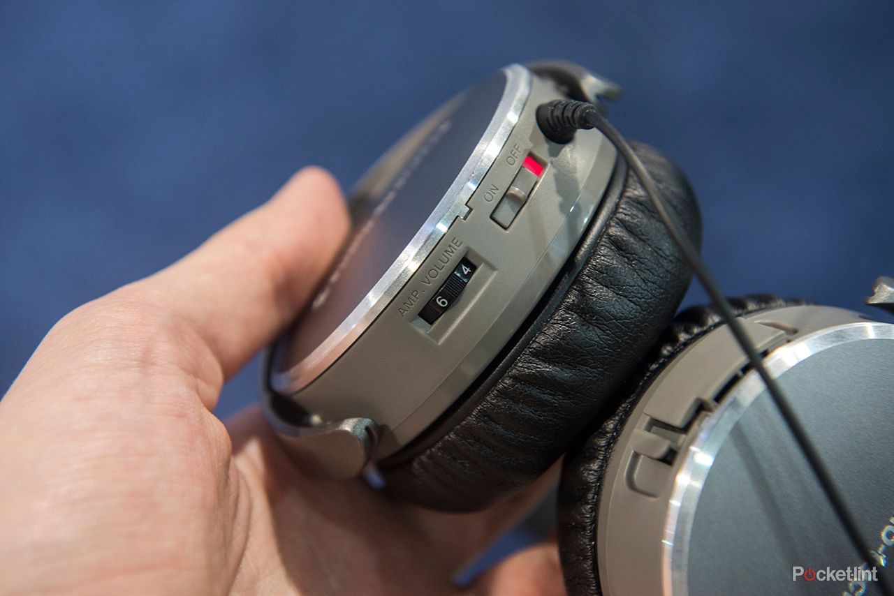 hands on audio technica sonicfuel ath ox7amp headphones include built in amp to save smartphone battery image 5