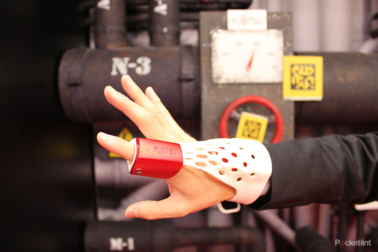 fujitsu intelligent glove uses augmented reality for working with complex machines image 1