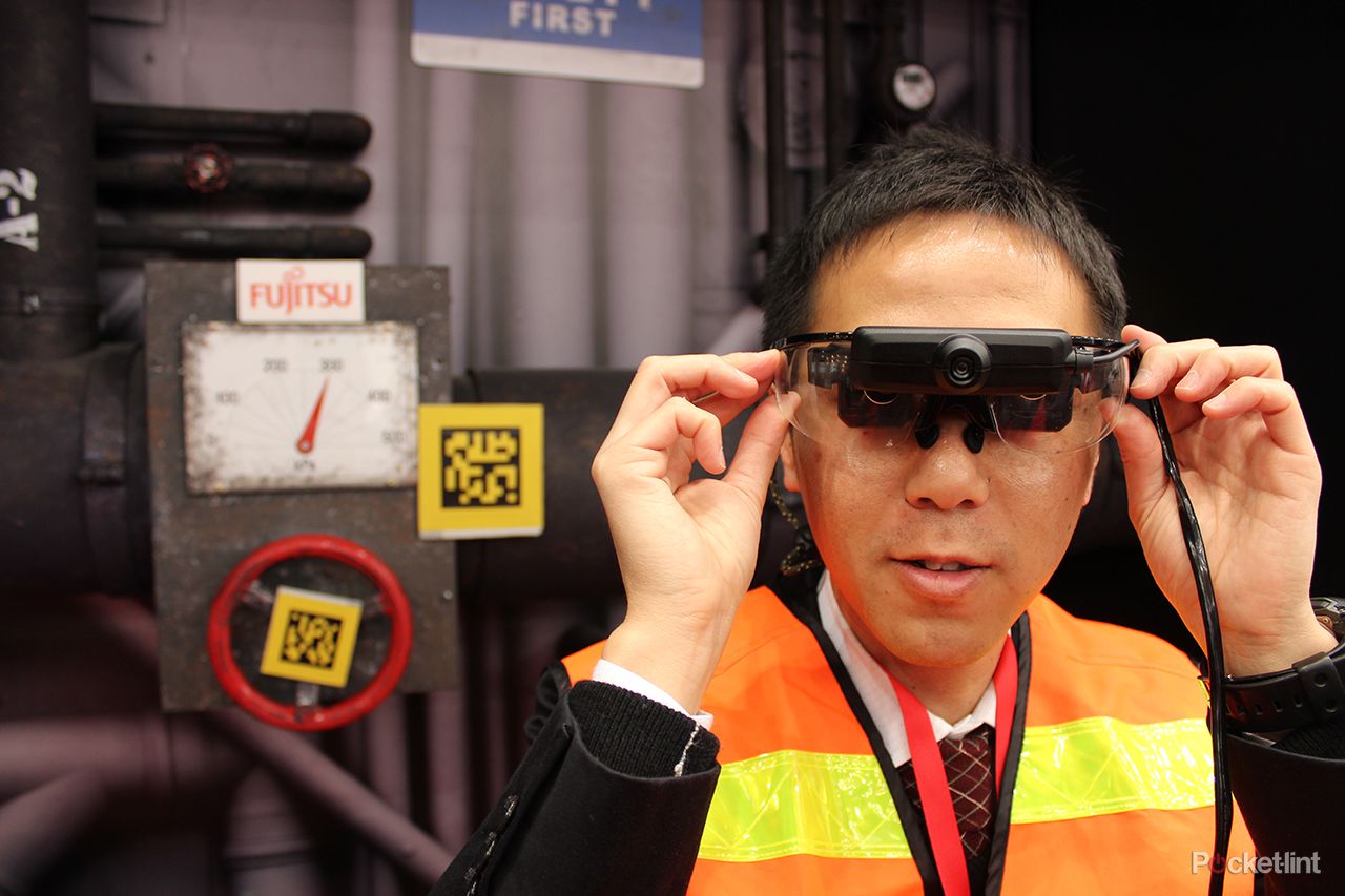 fujitsu intelligent glove uses augmented reality for working with complex machines image 2