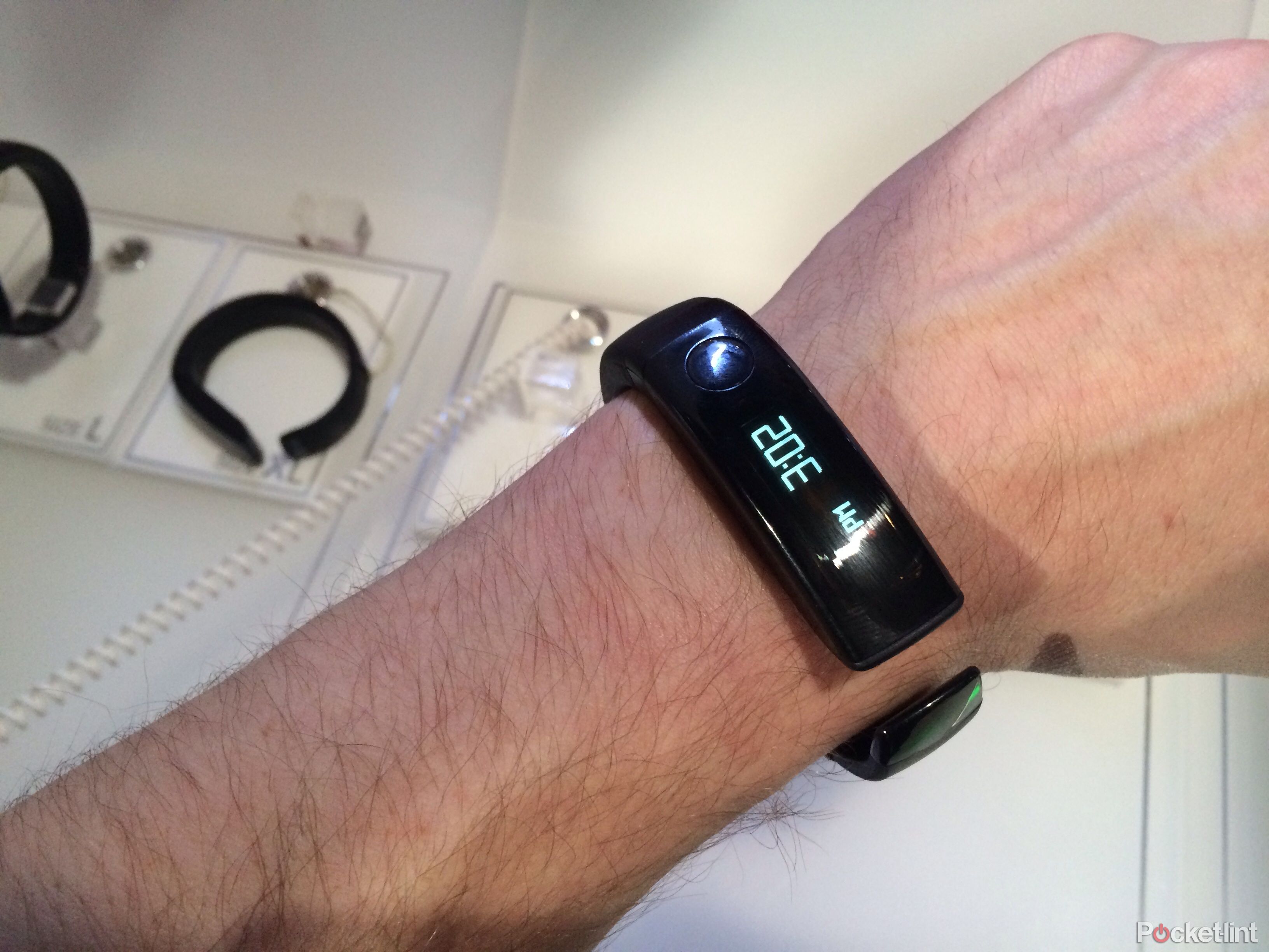 lg lifeband touch and heart rate earphones to hit uk in april company confirms image 1