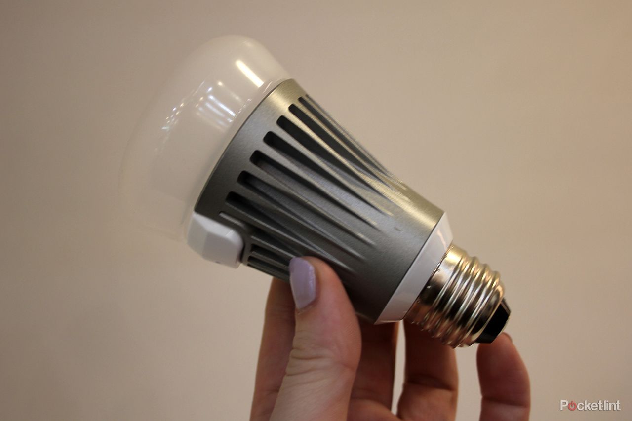lg smart bulb pictures and hands on image 1