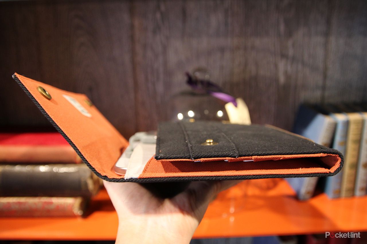 hands on the knomo knomad will carry all your gadgets and still look good image 18