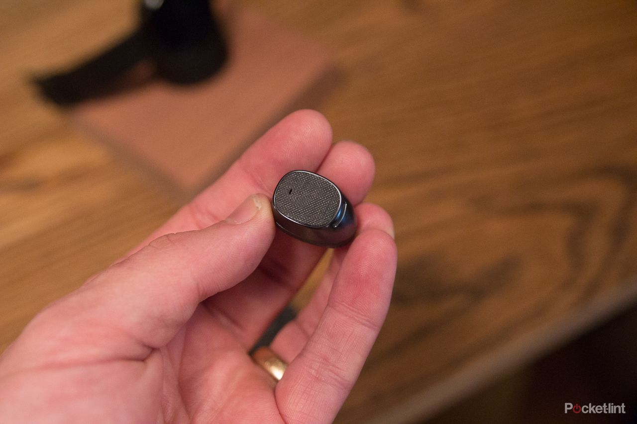 moto hint motorola tries to make bluetooth headsets sexy again hands on image 2