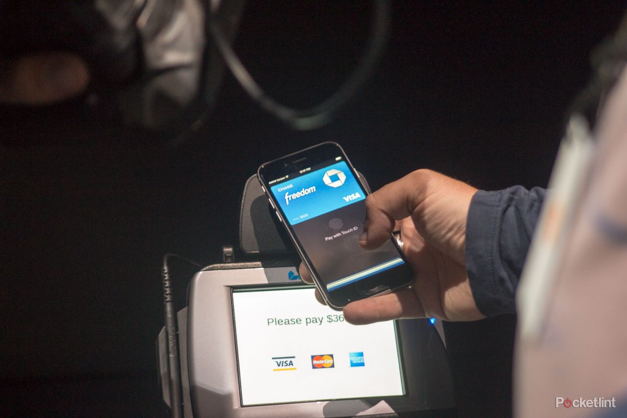 apple pay hands on shopping with your iphone image 1