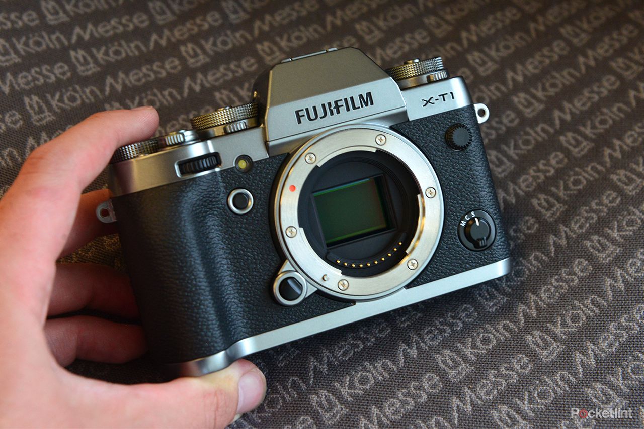 fujifilm x t1 graphite silver edition matte finish somehow looks flat and plasticky hands on image 2
