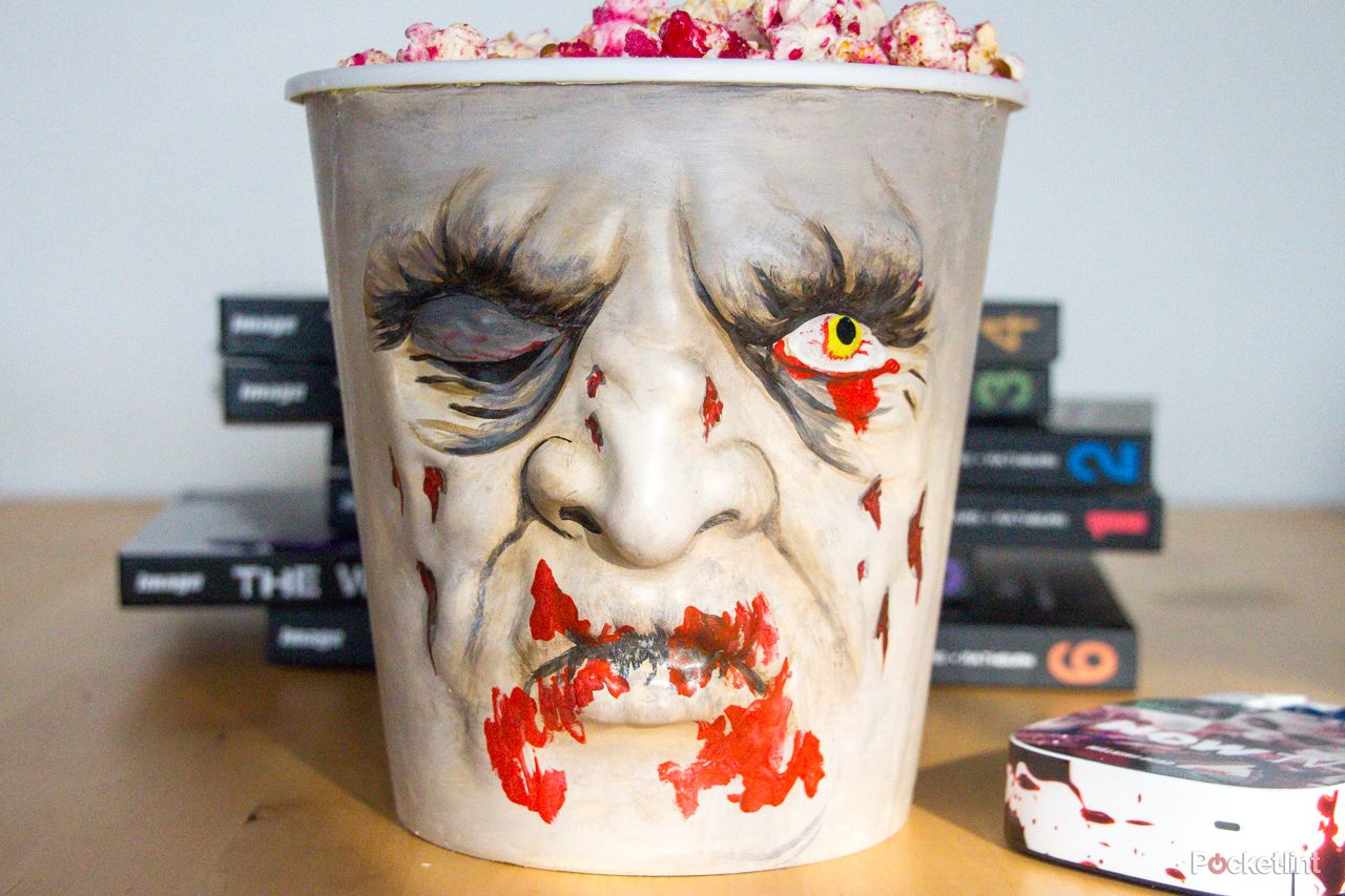 braaiiinnsss hands on with the walking dead special edition now tv box and brain food popcorn bowl image 8