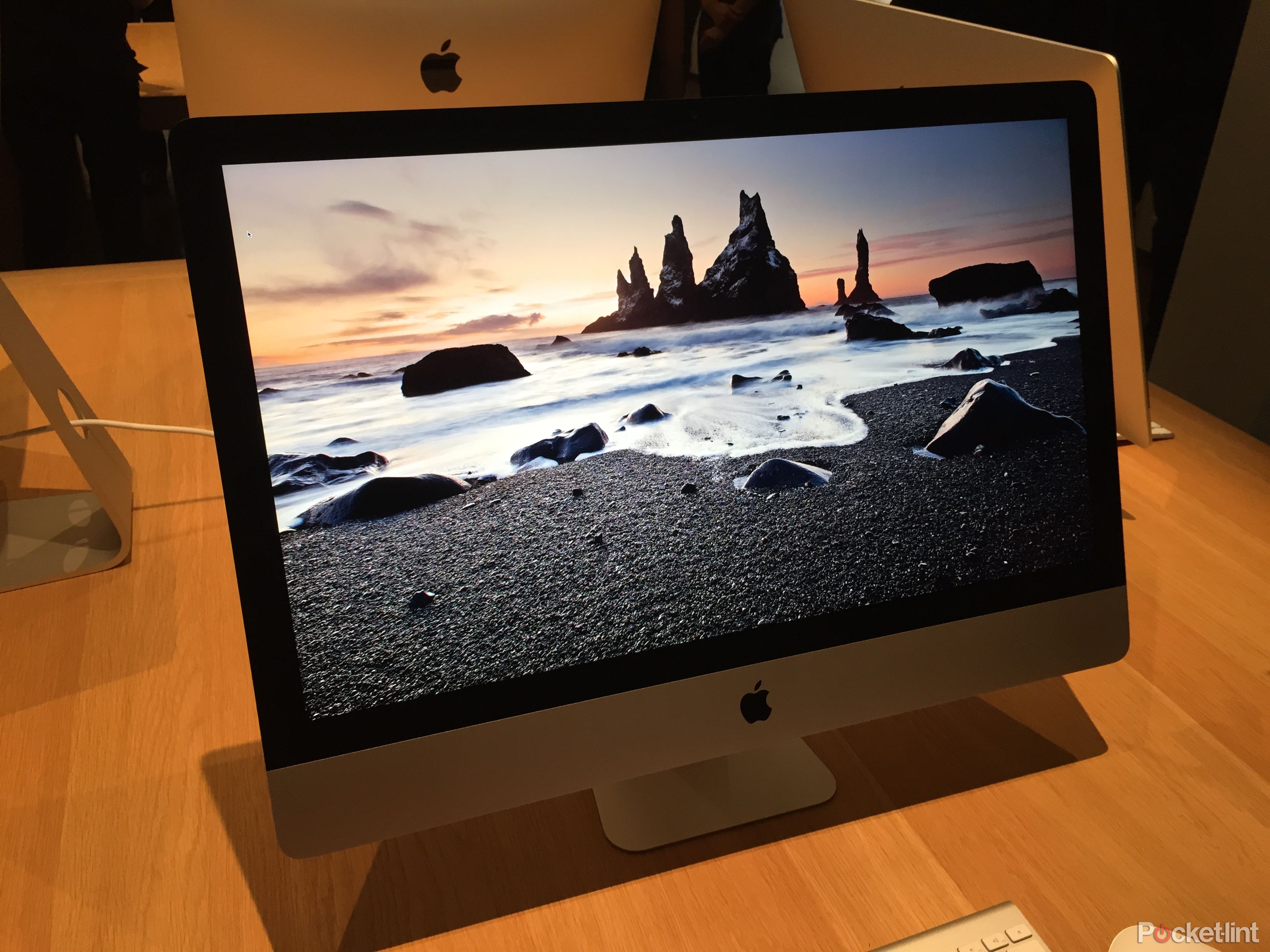 close up with the 5k imac and boy is it crisp image 1