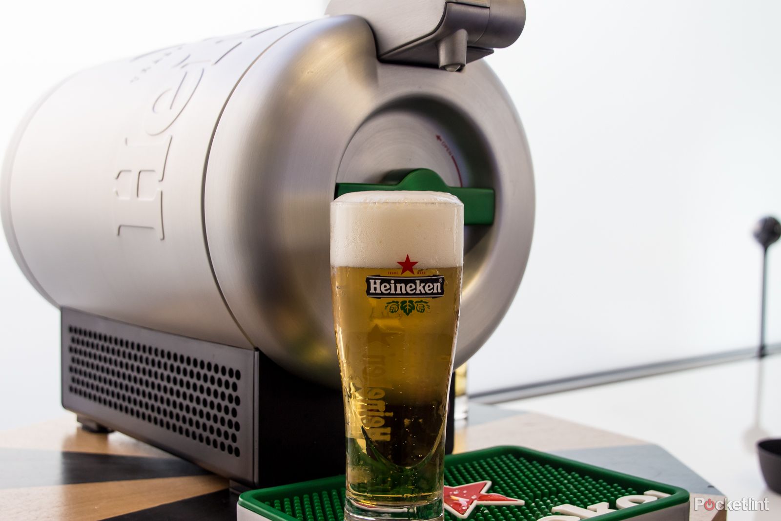 learning to pour the perfect beer we go hands on with krups the sub heineken edition image 11