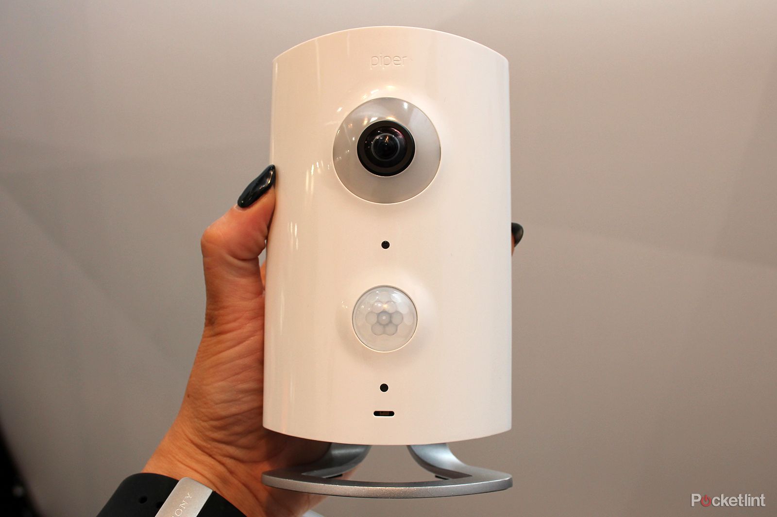 piper nv smarthome camera system doesn t just see burglars it scares them away hands on image 2