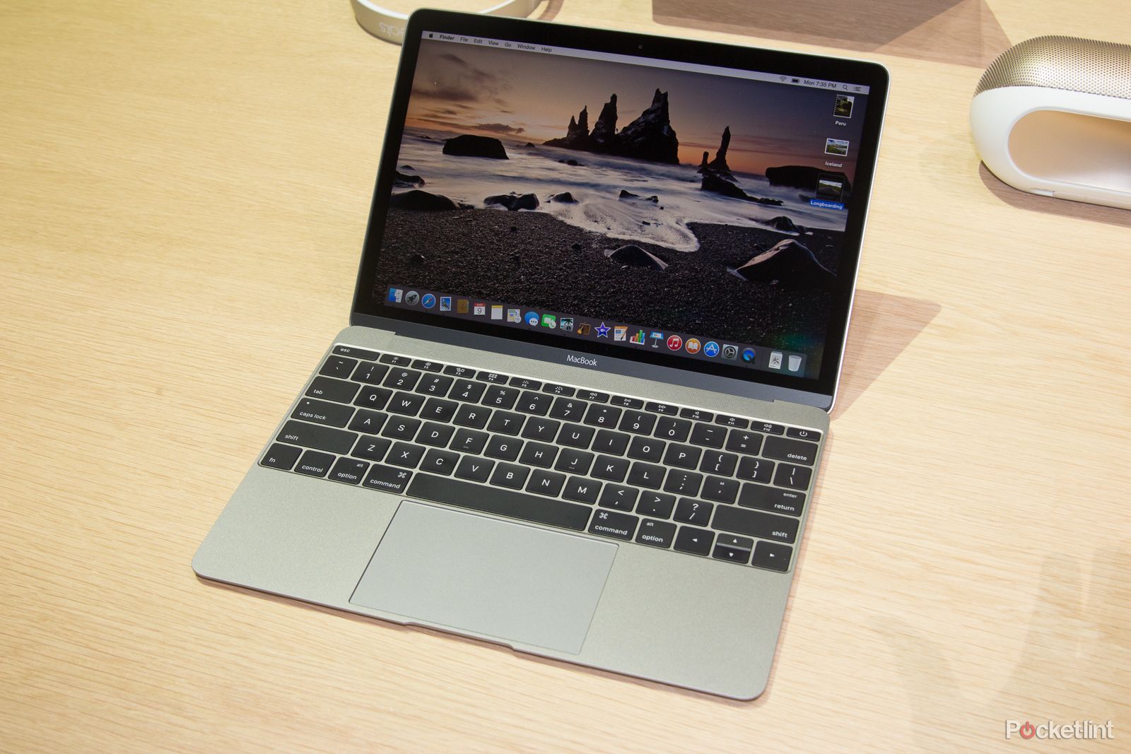 new apple macbook 12 inch stunning super thin and oh so bling hands on image 1