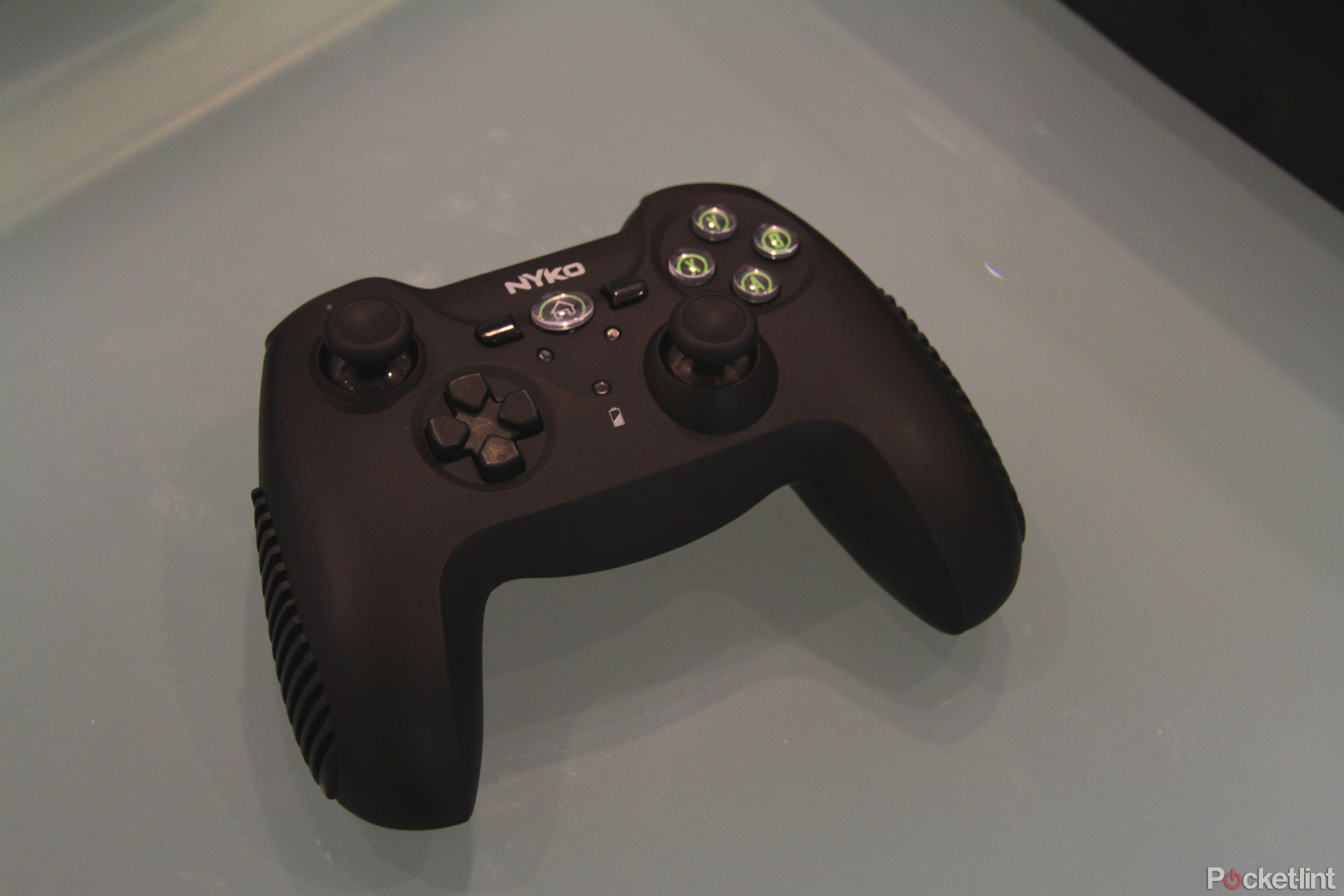 nyko has xbox one gamers covered with its new data bank enclosure type pad keyboard and more hands on image 3