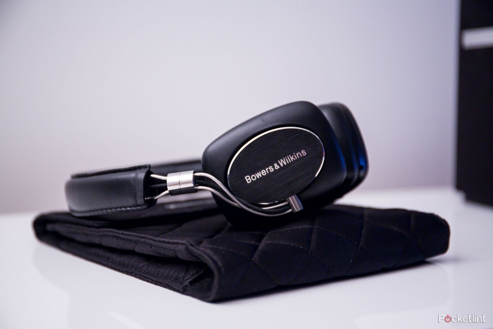 bowers wilkins p5 wireless headphones review image 1