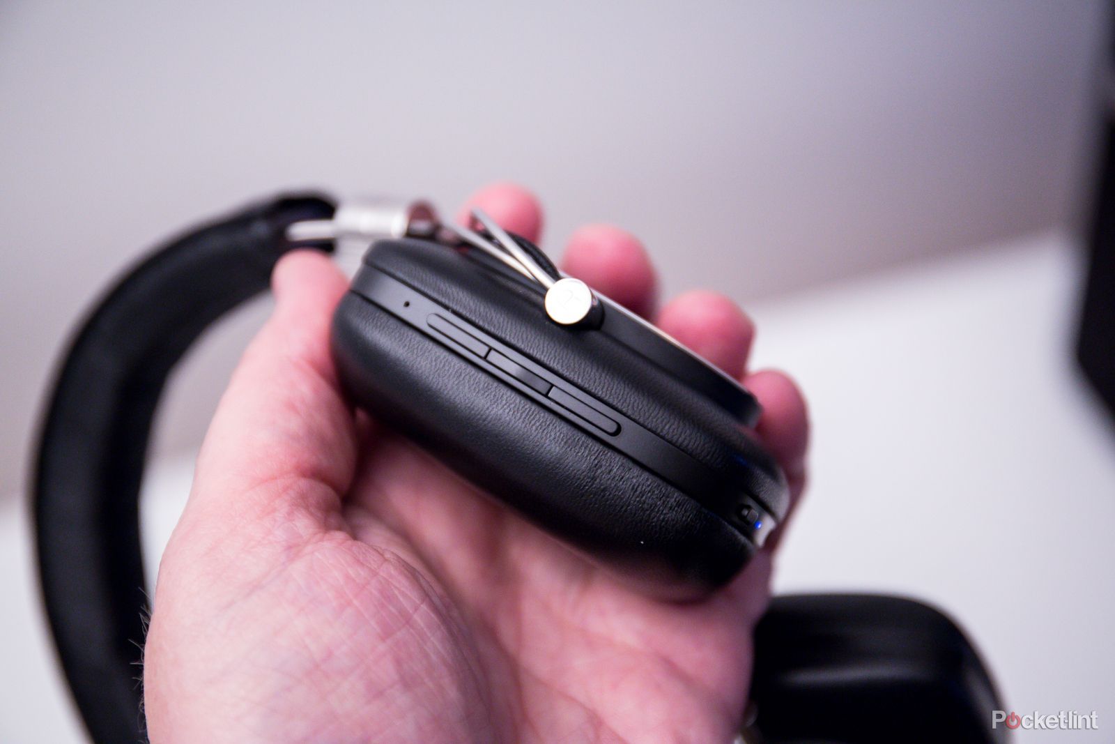 bowers wilkins p5 wireless headphones review image 8