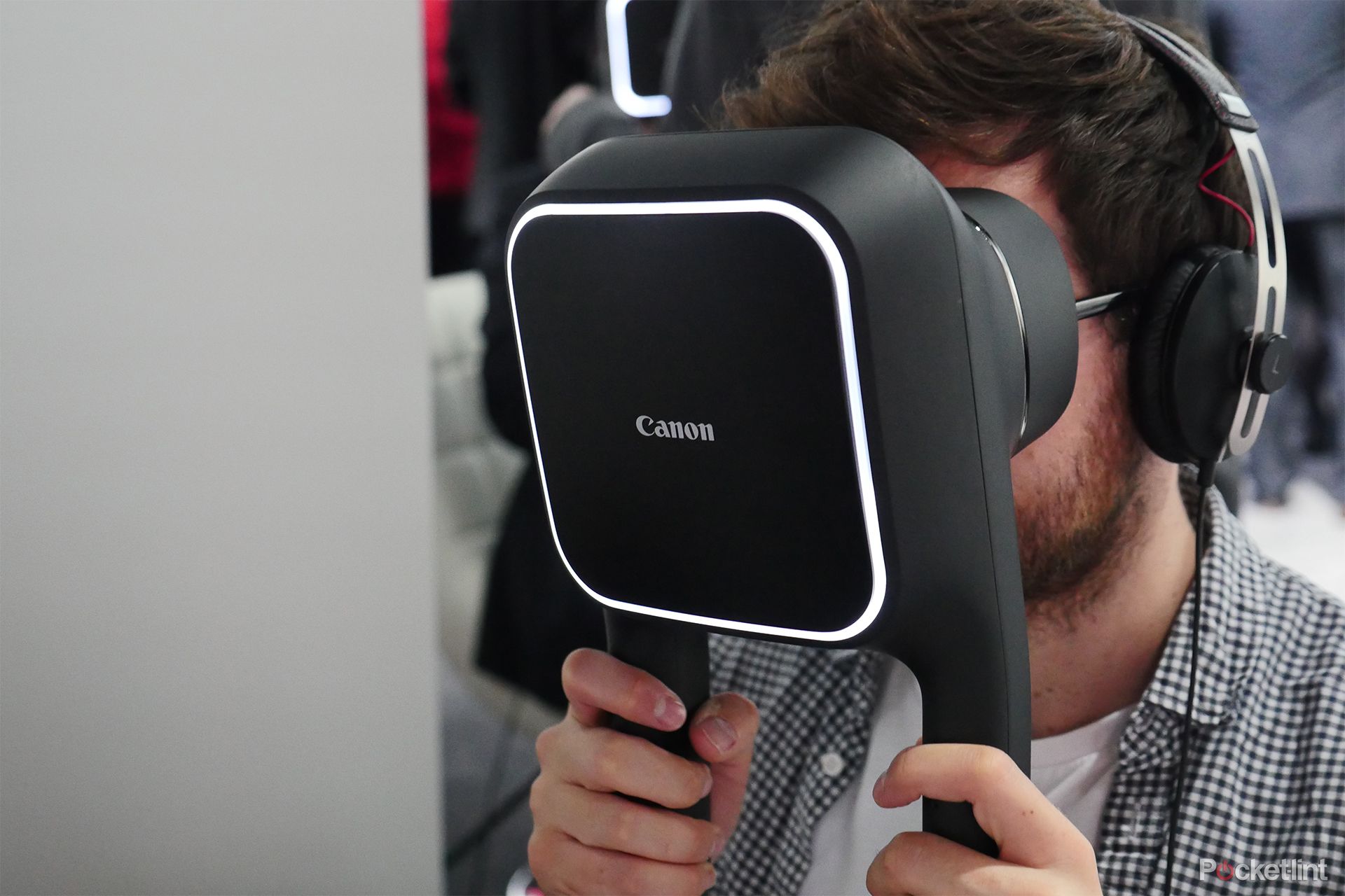using canon s vr headset hefty handheld solution wins on resolution not practicality image 1